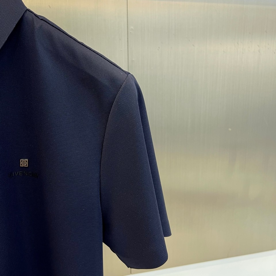 Given纪梵希、2026春夏新品短袖Polo衫，以利落剪裁诠释现代绅士格调。经典翻领搭配三颗精致纽扣，简约而不失仪式感