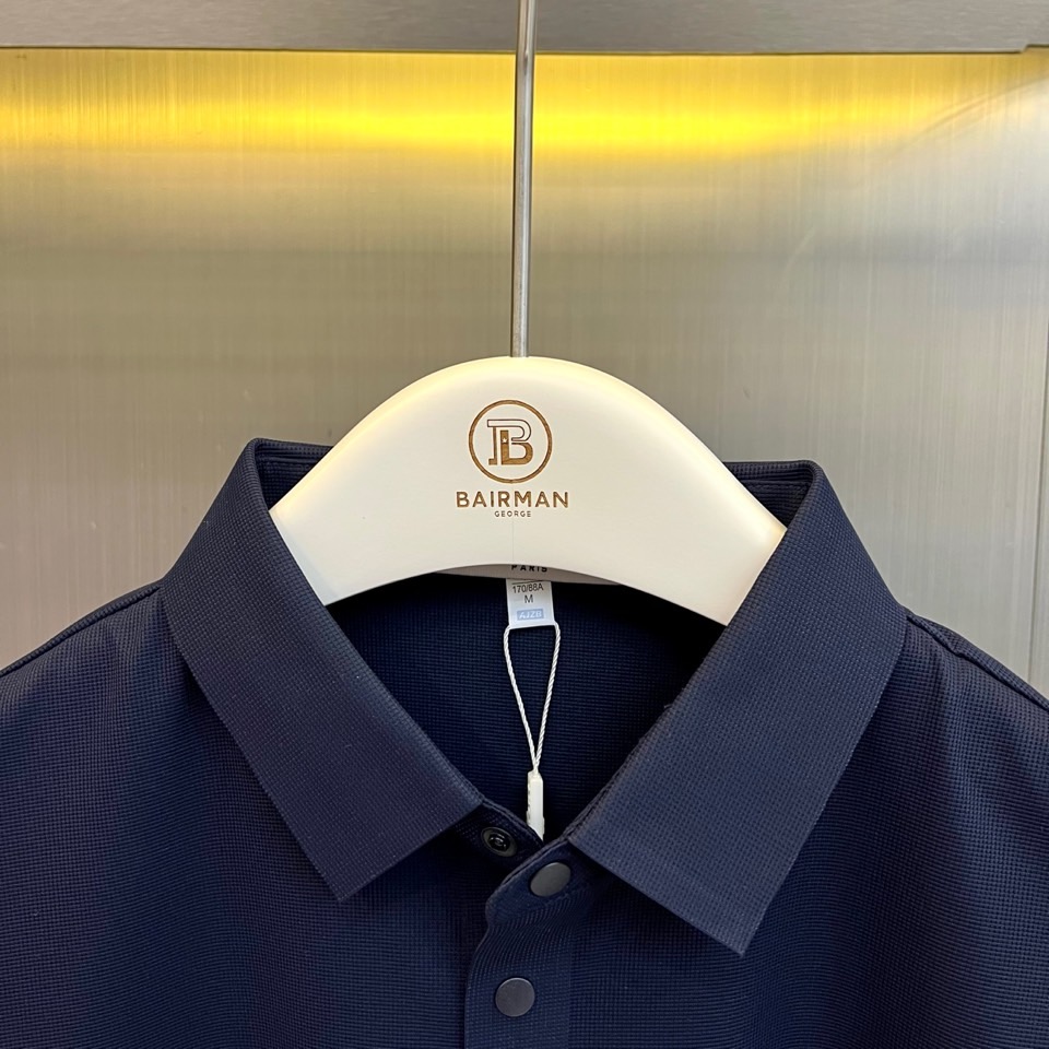 Given纪梵希、2026春夏新品短袖Polo衫，以利落剪裁诠释现代绅士格调。经典翻领搭配三颗精致纽扣，简约而不失仪式感