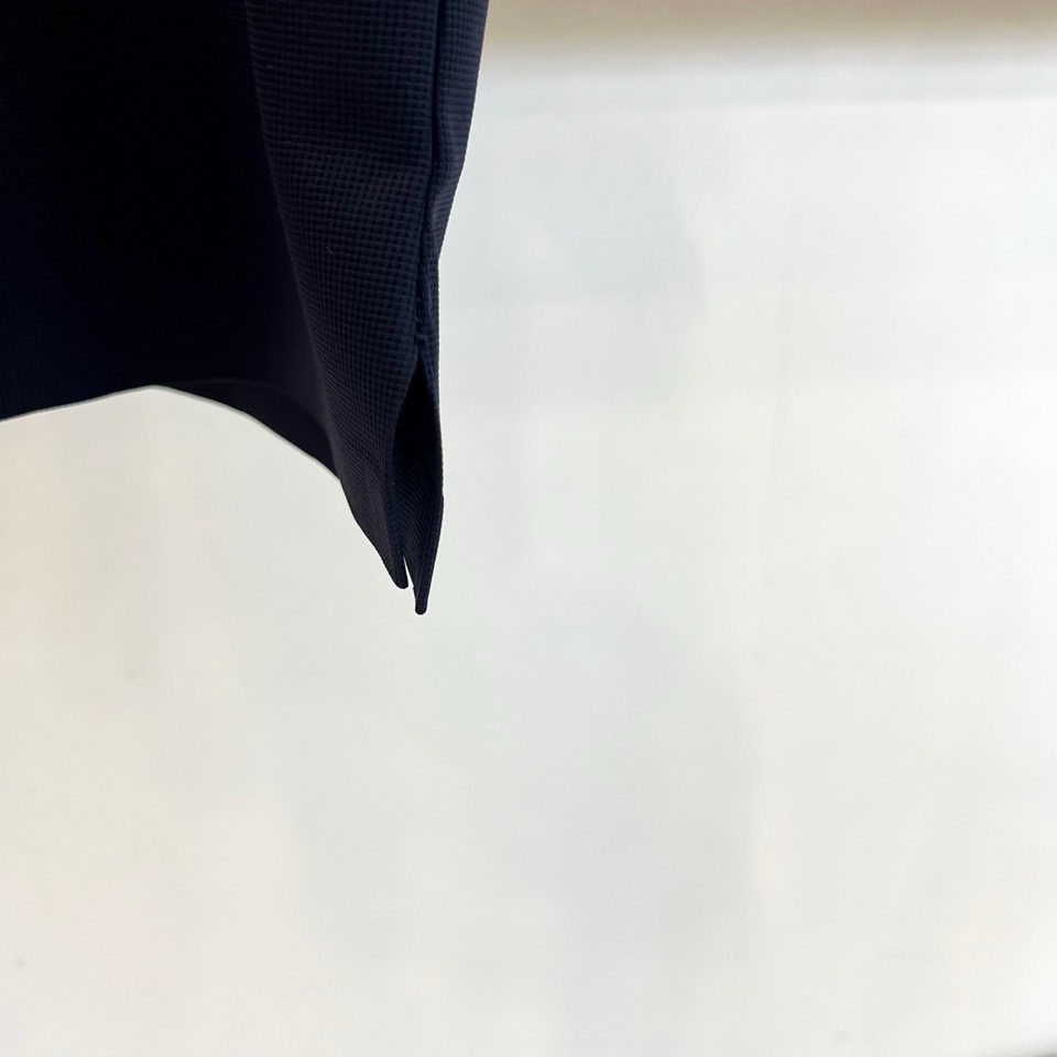 Given纪梵希、2026春夏新品短袖Polo衫，以利落剪裁诠释现代绅士格调。经典翻领搭配三颗精致纽扣，简约而不失仪式感