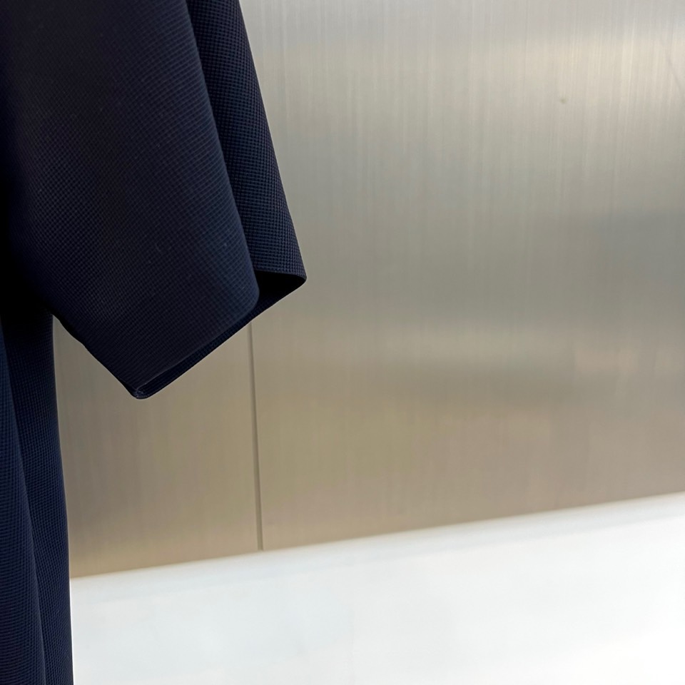 Given纪梵希、2026春夏新品短袖Polo衫，以利落剪裁诠释现代绅士格调。经典翻领搭配三颗精致纽扣，简约而不失仪式感