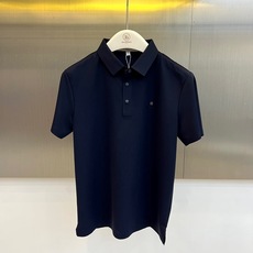 Given纪梵希、2026春夏新品短袖Polo衫,以利落剪裁诠释现代绅士格调。经典翻领搭配三颗精致纽扣,简约而不失仪式感 Given纪梵希、2026春夏新品短袖Polo衫,以利落剪裁诠释现代绅士格调。经典翻领搭配三颗精致纽扣,简约而不失仪式感
