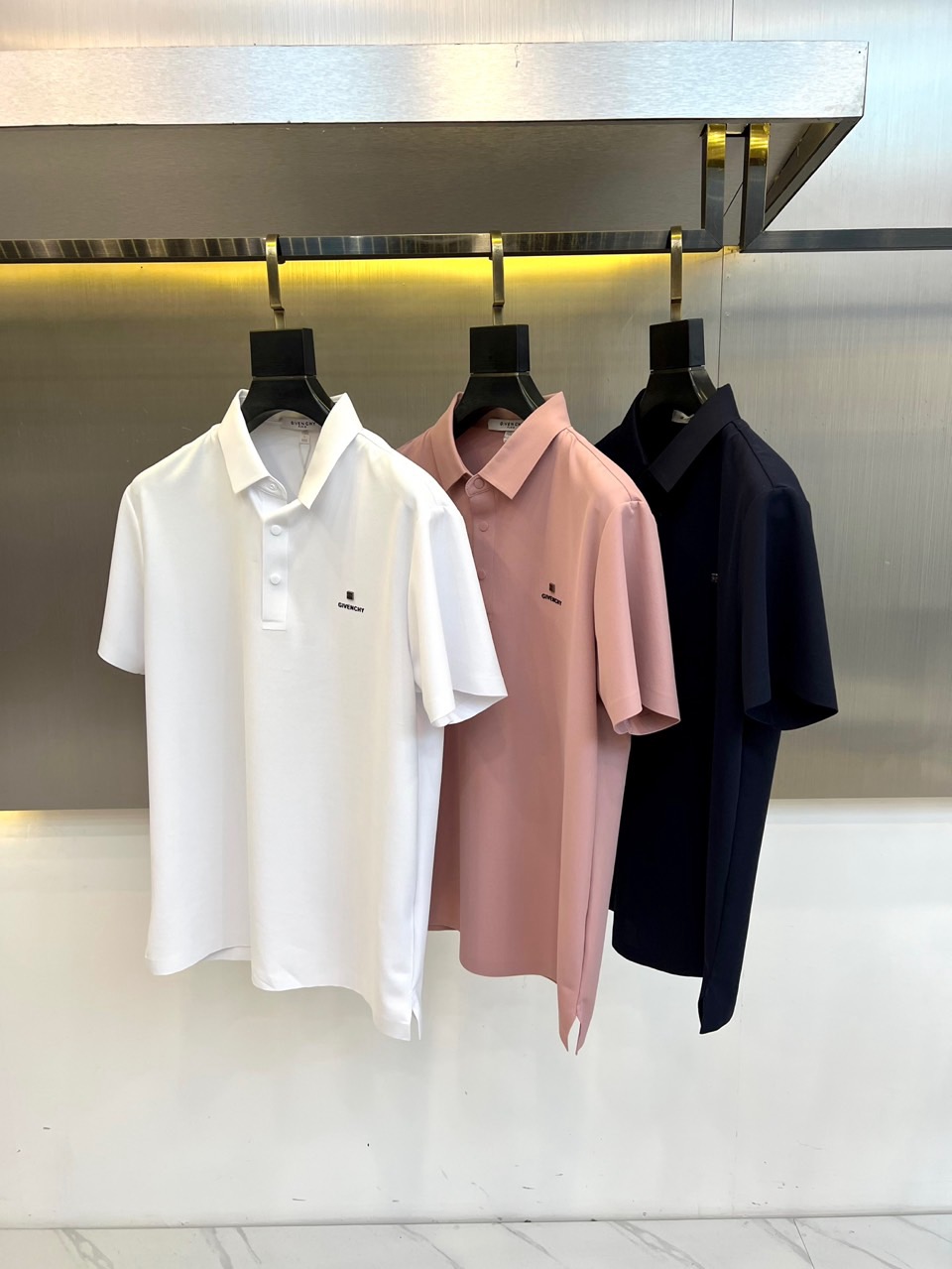 Given纪梵希、2026春夏新品短袖Polo衫，以利落剪裁诠释现代绅士格调。经典翻领搭配三颗精致纽扣，简约而不失仪式感