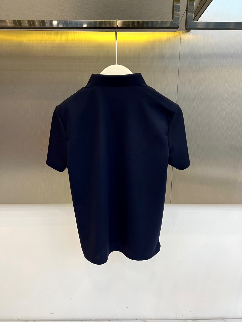 Given纪梵希、2026春夏新品短袖Polo衫，以利落剪裁诠释现代绅士格调。经典翻领搭配三颗精致纽扣，简约而不失仪式感