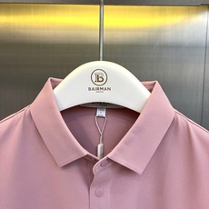 Given纪梵希、2026春夏新品短袖Polo衫,以利落剪裁诠释现代绅士格调。经典翻领搭配三颗精致纽扣,简约而不失仪式感 Given纪梵希、2026春夏新品短袖Polo衫,以利落剪裁诠释现代绅士格调。经典翻领搭配三颗精致纽扣,简约而不失仪式感