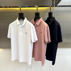Given纪梵希、2026春夏新品短袖Polo衫,以利落剪裁诠释现代绅士格调。经典翻领搭配三颗精致纽扣,简约而不失仪式感 Given纪梵希、2026春夏新品短袖Polo衫,以利落剪裁诠释现代绅士格调。经典翻领搭配三颗精致纽扣,简约而不失仪式感