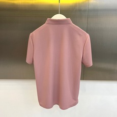 Given纪梵希、2026春夏新品短袖Polo衫,以利落剪裁诠释现代绅士格调。经典翻领搭配三颗精致纽扣,简约而不失仪式感 Given纪梵希、2026春夏新品短袖Polo衫,以利落剪裁诠释现代绅士格调。经典翻领搭配三颗精致纽扣,简约而不失仪式感