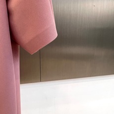 Given纪梵希、2026春夏新品短袖Polo衫,以利落剪裁诠释现代绅士格调。经典翻领搭配三颗精致纽扣,简约而不失仪式感 Given纪梵希、2026春夏新品短袖Polo衫,以利落剪裁诠释现代绅士格调。经典翻领搭配三颗精致纽扣,简约而不失仪式感