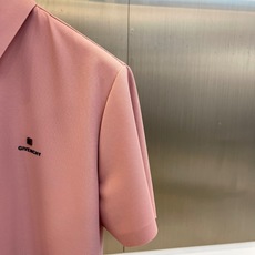 Given纪梵希、2026春夏新品短袖Polo衫,以利落剪裁诠释现代绅士格调。经典翻领搭配三颗精致纽扣,简约而不失仪式感 Given纪梵希、2026春夏新品短袖Polo衫,以利落剪裁诠释现代绅士格调。经典翻领搭配三颗精致纽扣,简约而不失仪式感