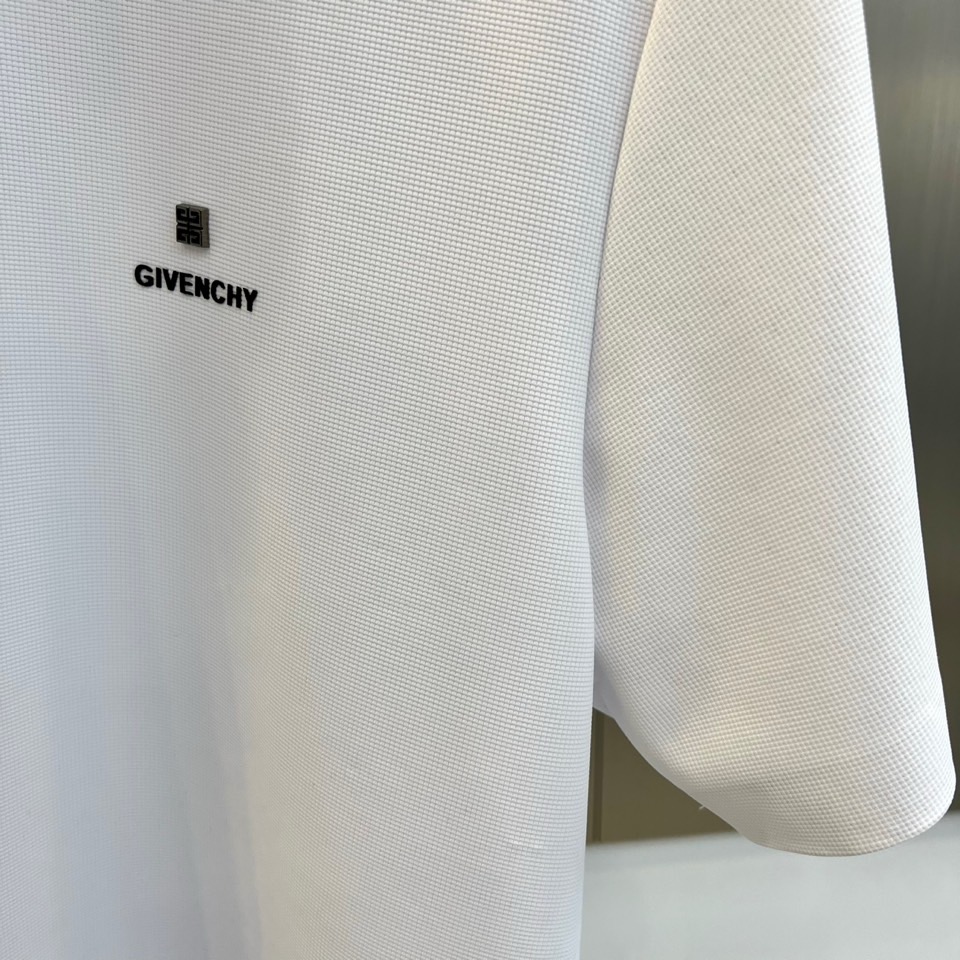 Given纪梵希、2026春夏新品短袖Polo衫，以利落剪裁诠释现代绅士格调。经典翻领搭配三颗精致纽扣，简约而不失仪式感