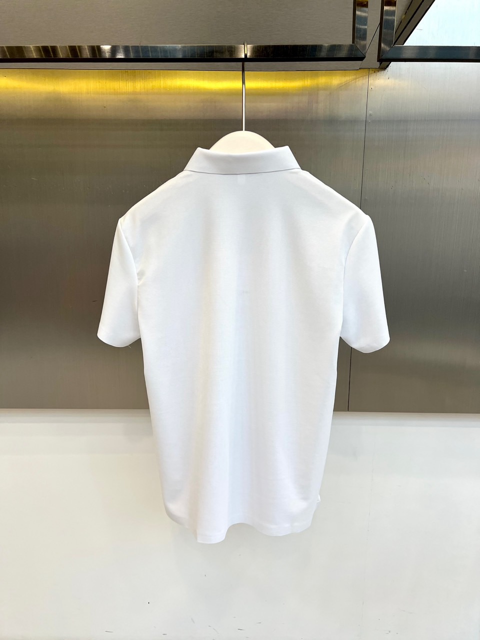 Given纪梵希、2026春夏新品短袖Polo衫，以利落剪裁诠释现代绅士格调。经典翻领搭配三颗精致纽扣，简约而不失仪式感