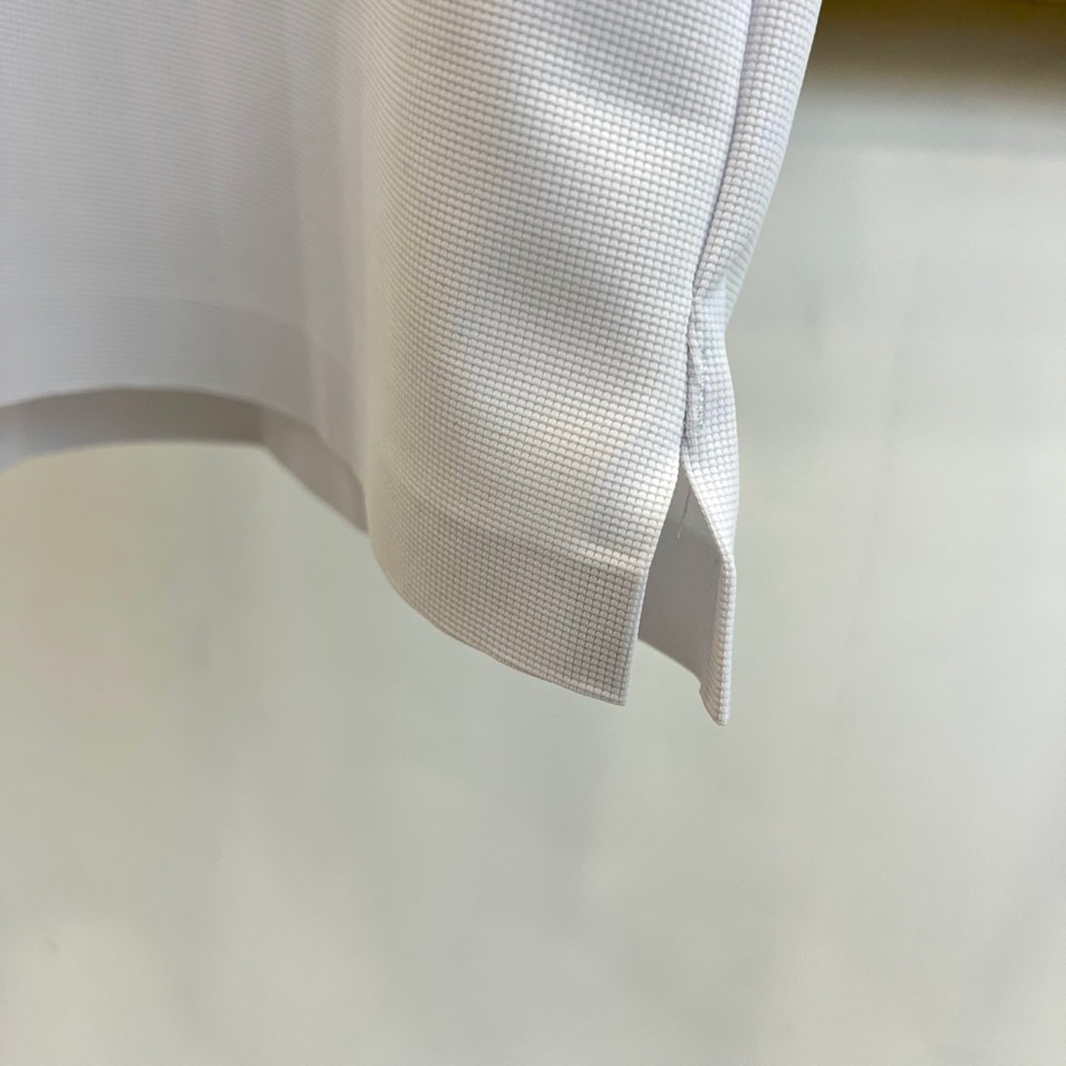 Given纪梵希、2026春夏新品短袖Polo衫，以利落剪裁诠释现代绅士格调。经典翻领搭配三颗精致纽扣，简约而不失仪式感
