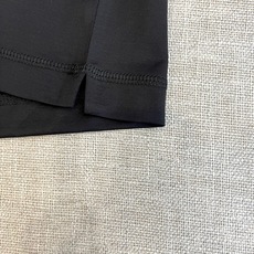Loro Piana诺悠翩雅、2026春夏新品短袖T恤,以极简美学诠释现代都市轻奢。精选高支双面丝光棉面料,经特殊工艺处 Loro Piana诺悠翩雅、2026春夏新品短袖T恤,以极简美学诠释现代都市轻奢。精选高支双面丝光棉面料,经特殊工艺处