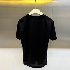 Loro Piana诺悠翩雅、2026春夏新品短袖T恤,以极简美学诠释现代都市轻奢。精选高支双面丝光棉面料,经特殊工艺处 Loro Piana诺悠翩雅、2026春夏新品短袖T恤,以极简美学诠释现代都市轻奢。精选高支双面丝光棉面料,经特殊工艺处