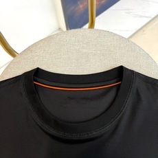 Loro Piana诺悠翩雅、2026春夏新品短袖T恤,以极简美学诠释现代都市轻奢。精选高支双面丝光棉面料,经特殊工艺处 Loro Piana诺悠翩雅、2026春夏新品短袖T恤,以极简美学诠释现代都市轻奢。精选高支双面丝光棉面料,经特殊工艺处