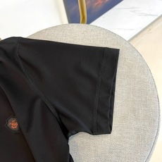 Loro Piana诺悠翩雅、2026春夏新品短袖T恤,以极简美学诠释现代都市轻奢。精选高支双面丝光棉面料,经特殊工艺处 Loro Piana诺悠翩雅、2026春夏新品短袖T恤,以极简美学诠释现代都市轻奢。精选高支双面丝光棉面料,经特殊工艺处
