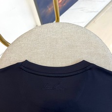 Loro Piana诺悠翩雅、2026春夏新品短袖T恤,以极简美学诠释现代都市轻奢。精选高支双面丝光棉面料,经特殊工艺处 Loro Piana诺悠翩雅、2026春夏新品短袖T恤,以极简美学诠释现代都市轻奢。精选高支双面丝光棉面料,经特殊工艺处