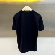 Loro Piana诺悠翩雅、2026春夏新品短袖T恤,以极简美学诠释现代都市轻奢。精选高支双面丝光棉面料,经特殊工艺处 Loro Piana诺悠翩雅、2026春夏新品短袖T恤,以极简美学诠释现代都市轻奢。精选高支双面丝光棉面料,经特殊工艺处