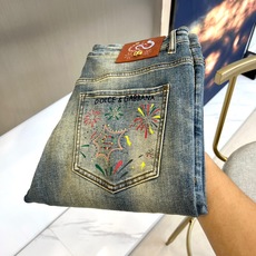 DOLCE & GABBANA 杜嘉班纳、2026新品深蓝色水洗牛仔裤,以意大利奢华基因重塑经典丹宁。腰际棕色皮质标牌镌 DOLCE & GABBANA 杜嘉班纳、2026新品深蓝色水洗牛仔裤,以意大利奢华基因重塑经典丹宁。腰际棕色皮质标牌镌