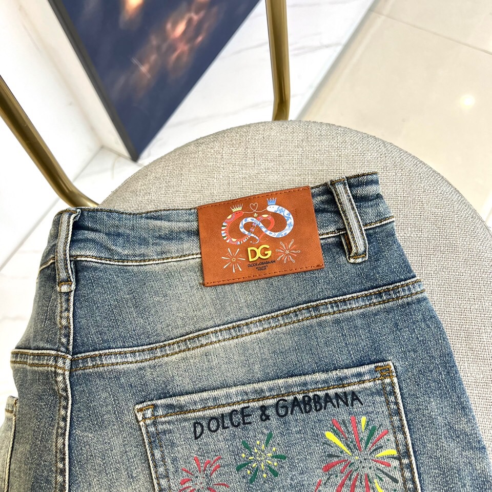 DOLCE & GABBANA 杜嘉班纳、2026新品深蓝色水洗牛仔裤，以意大利奢华基因重塑经典丹宁。腰际棕色皮质标牌镌