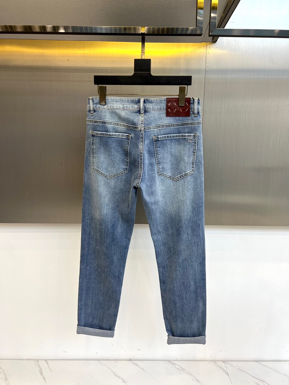 Gucc古驰、2026春夏新品牛仔裤，以经典丹宁重塑时尚语境。水洗做旧工艺，赋予面料自然复古的岁月质感，仿佛将春日的柔和