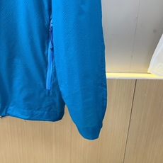 KAILAS凯乐石、2026春夏新品防晒衣,以机能设计诠释户外时尚。款式采用经典连帽与宽松版型,内置可调节金属扣,方便塑 KAILAS凯乐石、2026春夏新品防晒衣,以机能设计诠释户外时尚。款式采用经典连帽与宽松版型,内置可调节金属扣,方便塑