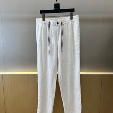 Zegna杰尼亚、2026春夏新品休闲裤,以简约廓形诠释当代都市休闲美学,呈现低调质感,直筒剪裁配合微阔裤脚线条流畅利落 Zegna杰尼亚、2026春夏新品休闲裤,以简约廓形诠释当代都市休闲美学,呈现低调质感,直筒剪裁配合微阔裤脚线条流畅利落