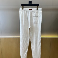 Zegna杰尼亚、2026春夏新品休闲裤,以简约廓形诠释当代都市休闲美学,呈现低调质感,直筒剪裁配合微阔裤脚线条流畅利落 Zegna杰尼亚、2026春夏新品休闲裤,以简约廓形诠释当代都市休闲美学,呈现低调质感,直筒剪裁配合微阔裤脚线条流畅利落