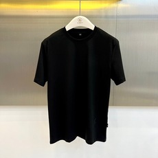 拉夫劳伦、2026春夏新品圆领短袖T恤,延续品牌意式奢华基因,以纯色为底色打造百搭衣橱必备单品。胸前徽章图案采用立体刺绣 拉夫劳伦、2026春夏新品圆领短袖T恤,延续品牌意式奢华基因,以纯色为底色打造百搭衣橱必备单品。胸前徽章图案采用立体刺绣