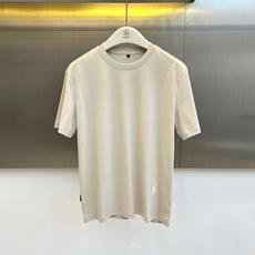 拉夫劳伦、2026春夏新品圆领短袖T恤,延续品牌意式奢华基因,以纯色为底色打造百搭衣橱必备单品。胸前徽章图案采用立体刺绣 拉夫劳伦、2026春夏新品圆领短袖T恤,延续品牌意式奢华基因,以纯色为底色打造百搭衣橱必备单品。胸前徽章图案采用立体刺绣
