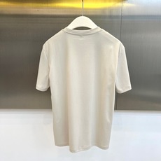 拉夫劳伦、2026春夏新品圆领短袖T恤,延续品牌意式奢华基因,以纯色为底色打造百搭衣橱必备单品。胸前徽章图案采用立体刺绣 拉夫劳伦、2026春夏新品圆领短袖T恤,延续品牌意式奢华基因,以纯色为底色打造百搭衣橱必备单品。胸前徽章图案采用立体刺绣