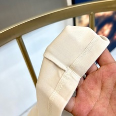 拉夫劳伦、2026春夏新品圆领短袖T恤,延续品牌意式奢华基因,以纯色为底色打造百搭衣橱必备单品。胸前徽章图案采用立体刺绣 拉夫劳伦、2026春夏新品圆领短袖T恤,延续品牌意式奢华基因,以纯色为底色打造百搭衣橱必备单品。胸前徽章图案采用立体刺绣