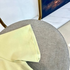 拉夫劳伦、2026春夏新品圆领短袖T恤,延续品牌意式奢华基因,以纯色为底色打造百搭衣橱必备单品。胸前徽章图案采用立体刺绣 拉夫劳伦、2026春夏新品圆领短袖T恤,延续品牌意式奢华基因,以纯色为底色打造百搭衣橱必备单品。胸前徽章图案采用立体刺绣