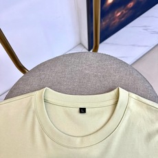 拉夫劳伦、2026春夏新品圆领短袖T恤,延续品牌意式奢华基因,以纯色为底色打造百搭衣橱必备单品。胸前徽章图案采用立体刺绣 拉夫劳伦、2026春夏新品圆领短袖T恤,延续品牌意式奢华基因,以纯色为底色打造百搭衣橱必备单品。胸前徽章图案采用立体刺绣