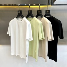 拉夫劳伦、2026春夏新品圆领短袖T恤,延续品牌意式奢华基因,以纯色为底色打造百搭衣橱必备单品。胸前徽章图案采用立体刺绣 拉夫劳伦、2026春夏新品圆领短袖T恤,延续品牌意式奢华基因,以纯色为底色打造百搭衣橱必备单品。胸前徽章图案采用立体刺绣