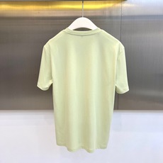 拉夫劳伦、2026春夏新品圆领短袖T恤,延续品牌意式奢华基因,以纯色为底色打造百搭衣橱必备单品。胸前徽章图案采用立体刺绣 拉夫劳伦、2026春夏新品圆领短袖T恤,延续品牌意式奢华基因,以纯色为底色打造百搭衣橱必备单品。胸前徽章图案采用立体刺绣
