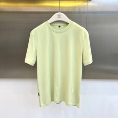 拉夫劳伦、2026春夏新品圆领短袖T恤,延续品牌意式奢华基因,以纯色为底色打造百搭衣橱必备单品。胸前徽章图案采用立体刺绣 拉夫劳伦、2026春夏新品圆领短袖T恤,延续品牌意式奢华基因,以纯色为底色打造百搭衣橱必备单品。胸前徽章图案采用立体刺绣