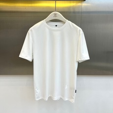 拉夫劳伦、2026春夏新品圆领短袖T恤,延续品牌意式奢华基因,以纯色为底色打造百搭衣橱必备单品。胸前徽章图案采用立体刺绣 拉夫劳伦、2026春夏新品圆领短袖T恤,延续品牌意式奢华基因,以纯色为底色打造百搭衣橱必备单品。胸前徽章图案采用立体刺绣