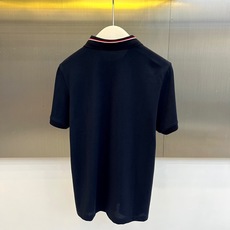蒙口、2026春夏新品短袖Polo衫,以利落剪裁诠释现代都市轻奢格调。经典翻领搭配两颗精致纽扣,简约中透出考究细节;短袖 蒙口、2026春夏新品短袖Polo衫,以利落剪裁诠释现代都市轻奢格调。经典翻领搭配两颗精致纽扣,简约中透出考究细节;短袖