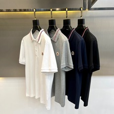 蒙口、2026春夏新品短袖Polo衫,以利落剪裁诠释现代都市轻奢格调。经典翻领搭配两颗精致纽扣,简约中透出考究细节;短袖 蒙口、2026春夏新品短袖Polo衫,以利落剪裁诠释现代都市轻奢格调。经典翻领搭配两颗精致纽扣,简约中透出考究细节;短袖