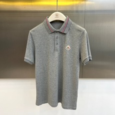 蒙口、2026春夏新品短袖Polo衫,以利落剪裁诠释现代都市轻奢格调。经典翻领搭配两颗精致纽扣,简约中透出考究细节;短袖 蒙口、2026春夏新品短袖Polo衫,以利落剪裁诠释现代都市轻奢格调。经典翻领搭配两颗精致纽扣,简约中透出考究细节;短袖