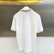 蒙口、2026春夏新品短袖Polo衫,以利落剪裁诠释现代都市轻奢格调。经典翻领搭配两颗精致纽扣,简约中透出考究细节;短袖 蒙口、2026春夏新品短袖Polo衫,以利落剪裁诠释现代都市轻奢格调。经典翻领搭配两颗精致纽扣,简约中透出考究细节;短袖