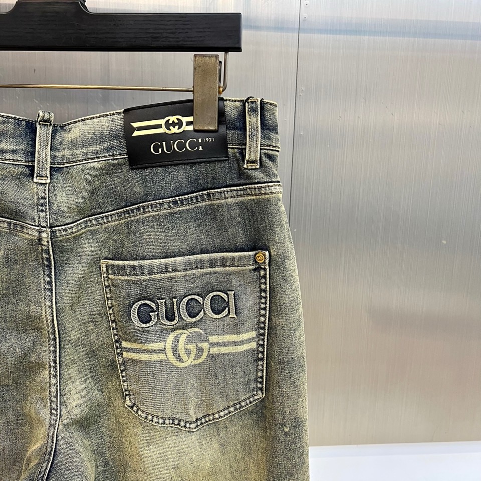 Gucc古驰、2026春夏新品复古牛仔裤 谁穿谁有品味的狠货来了! 这条是偏美式复古/轻奢街头风的做旧牛仔裤,水洗丹宁自 Gucc古驰、2026春夏新品复古牛仔裤 谁穿谁有品味的狠货来了! 这条是偏美式复古/轻奢街头风的做旧牛仔裤,水洗丹宁自