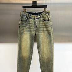 Gucc古驰、2026春夏新品复古牛仔裤 谁穿谁有品味的狠货来了! 这条是偏美式复古/轻奢街头风的做旧牛仔裤,水洗丹宁自 Gucc古驰、2026春夏新品复古牛仔裤 谁穿谁有品味的狠货来了! 这条是偏美式复古/轻奢街头风的做旧牛仔裤,水洗丹宁自