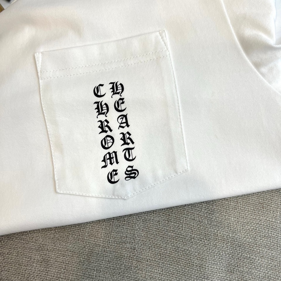Chrome Herad克罗心、2026春夏新款哥特风口袋T恤 一眼相中的夏日硬货,谁穿谁有品味的街头神衫! 美式高街哥 Chrome Herad克罗心、2026春夏新款哥特风口袋T恤 一眼相中的夏日硬货,谁穿谁有品味的街头神衫! 美式高街哥