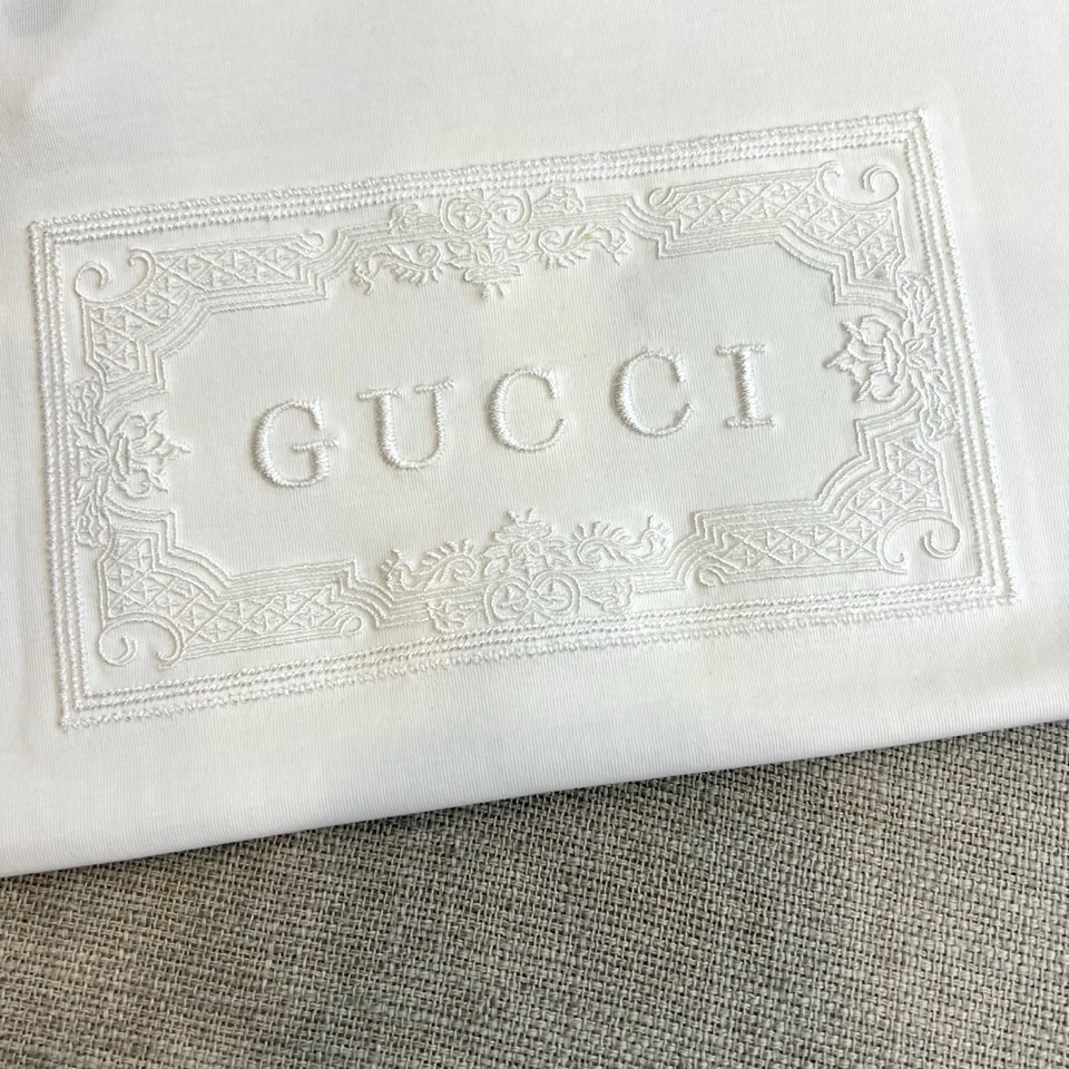 Gucc古驰、2026春夏新款立体标T恤 一眼相中的干净利落，这件T恤谁穿谁显贵气！ 走的是极简老钱风路线，没有花里胡哨