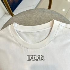 Dio迪奥、2026春夏新款经典口袋T恤 一眼相中的夏日cleanfit神衫! 走极简老钱风路线,胸前小标配经典Obli Dio迪奥、2026春夏新款经典口袋T恤 一眼相中的夏日cleanfit神衫! 走极简老钱风路线,胸前小标配经典Obli