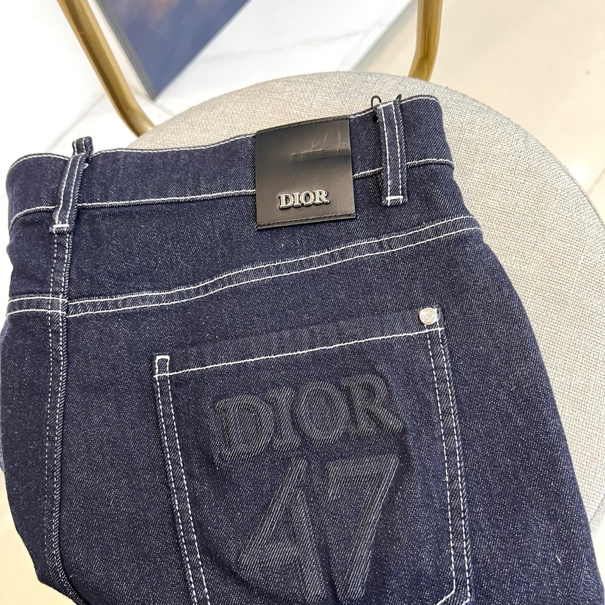Dio迪奥、2026新品稀缺现货暗纹丹宁牛仔裤 风格走精致雅痞路线，原色丹宁自带高级滤镜。裤型对腿型修饰极强，藏肉于无形
