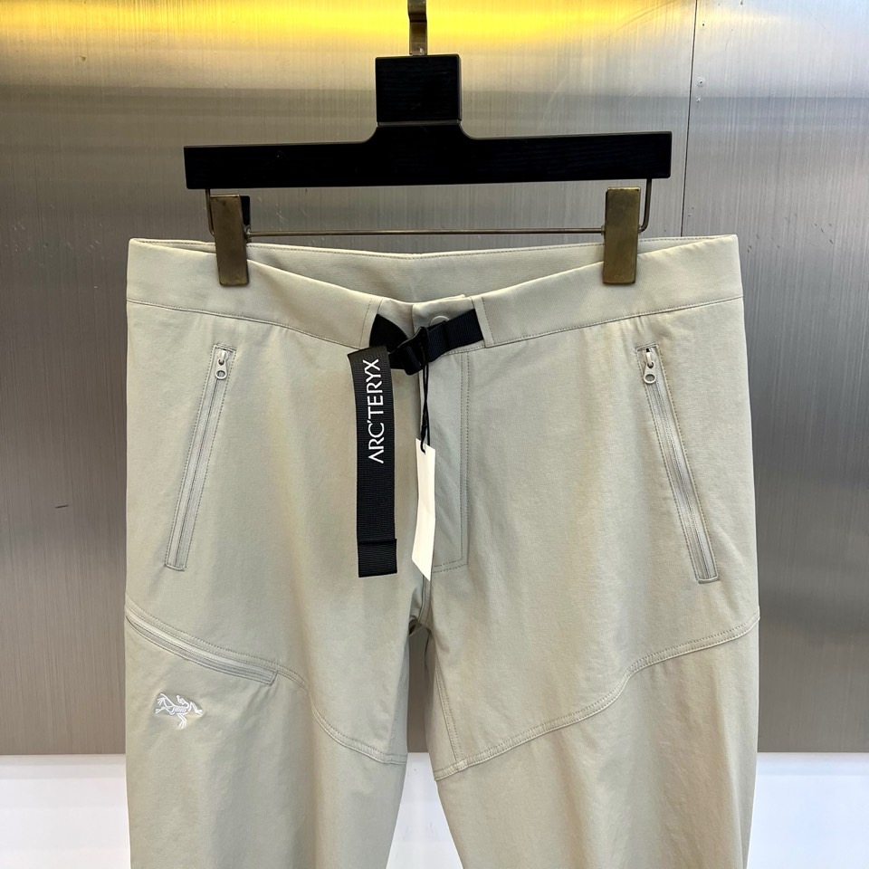 Arcteryx 始祖鸟、2026春夏新品工装裤，以极简美学重构山野与都市的边界。色调温润低调，兼具自然质感与现代审美。