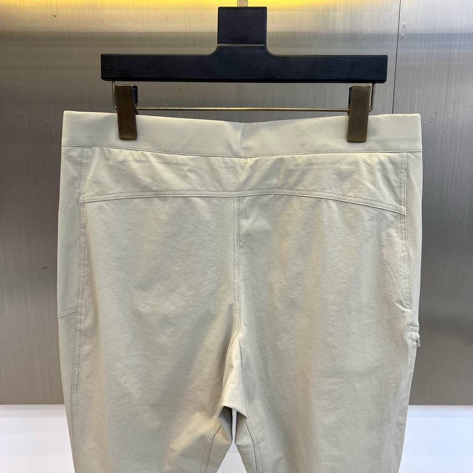 Arcteryx 始祖鸟、2026春夏新品工装裤，以极简美学重构山野与都市的边界。色调温润低调，兼具自然质感与现代审美。