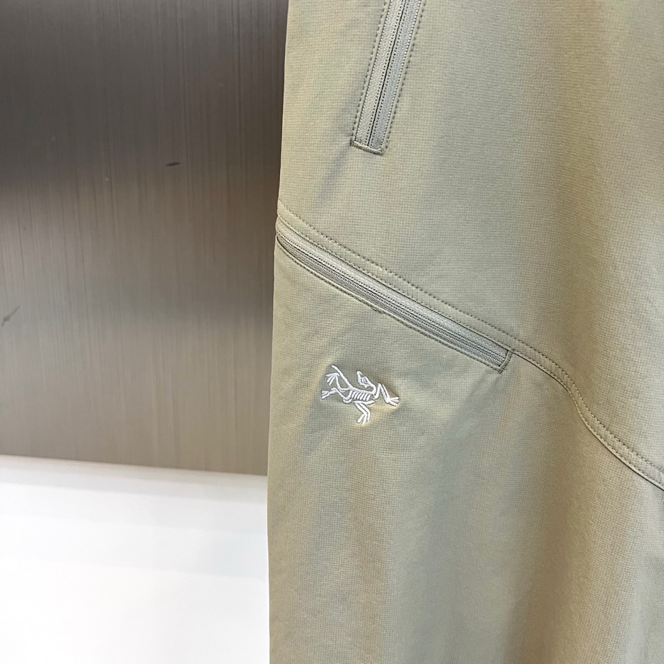 Arcteryx 始祖鸟、2026春夏新品工装裤，以极简美学重构山野与都市的边界。色调温润低调，兼具自然质感与现代审美。